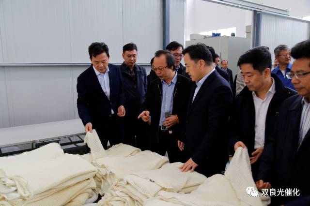 江陰市委書記走進<a href=https://www.m.xiaomianmian.com target=_blank class=infotextkey>雙良</a><a href=https://www.m.xiaomianmian.com target=_blank class=infotextkey>新型光催化</a>